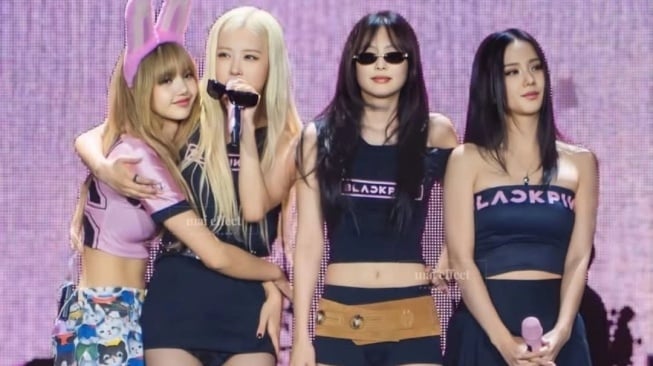 Diguyur Hujan dan Sempat Molor, BLACKPINK Tetap Gebrak Panggung GBK di Hari Pertama Tur DEADLINE