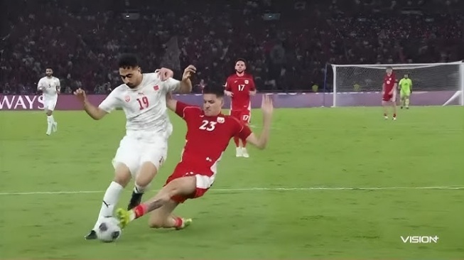 Dua Bulan Aman, Aura Kartu Kuning Justin Hubner Akhirnya Muncul Lagi!