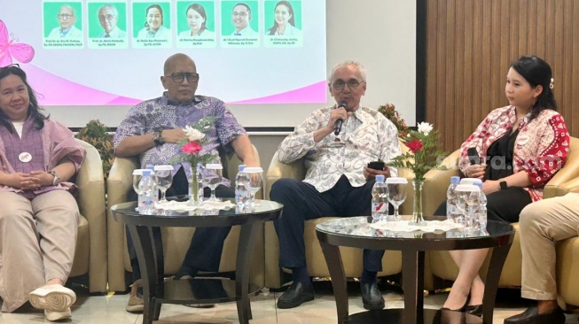Dokter Spesialis Hematologi dan Onkologi, Prof. dr. Abdul Muthalib, Sp.PD-KHOM di Jakarta, Kamis (30/10/2025) (Suara.com/Dini Afrianti Efendi)