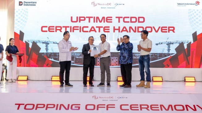 Penyerahan Sertifikat Uptime Institute Tier-3 Certification of Design Documents (TCDD) untuk fasilitas Hyperscale Data Center (HDC) NeutraDC-Nxera Batam yang berlangsung di Batam, pada Kamis (30/10/2025) (Dok: Telkom) 