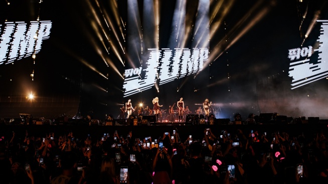 Jadi Tradisi di Tur DEADLINE, Aksi Gemas Rose BLACKPINK Santap Nasi Goreng di Panggung GBK