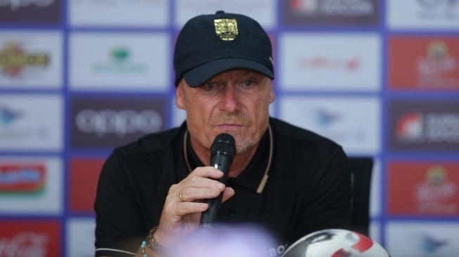 Persis Solo Tumbang Lawan Persebaya, Peter De Roo Ngeluh Soal Ini