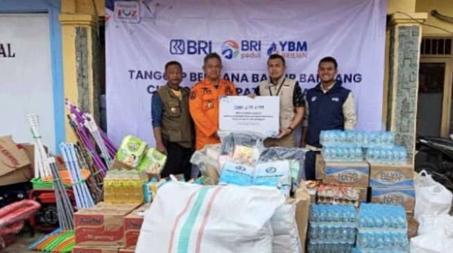 BRI Peduli dan YBM BRILian Salurkan Bantuan Tanggap Darurat Banjir Sukabumi