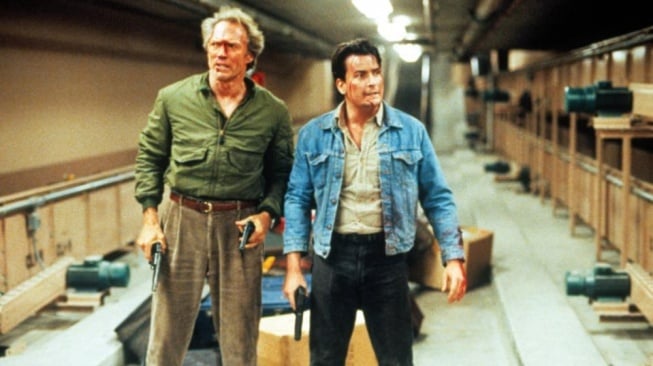 Film The Rookie yang dibintangi Clint Eastwood dan Charlie Sheen akan tayang pada Senin (3/11/2025) malam ini pukul 23.00 WIB di Trans TV. [YouTube]