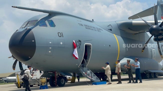 Presiden Prabowo Subianto menyerahkan pesawat Airbus A-400M/MRTT Alpha 4001 ke Tentara Nasional Indonesia Angkatan Udara (TNI AU). (Suara.com/Novian)