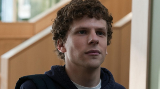 Jesse Eisenberg Angkat Bicara soal Dirinya Tak Main di The Social Reckoning