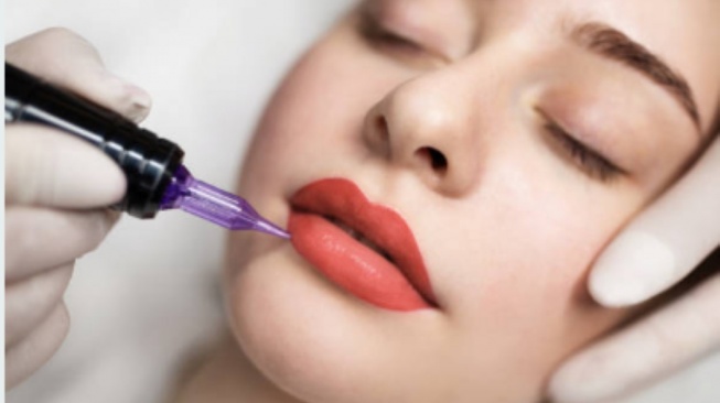 Viral Tato Bibir Lip Blushing Bisa Bikin Merona Tanpa Lipstik, Tapi Amankah?