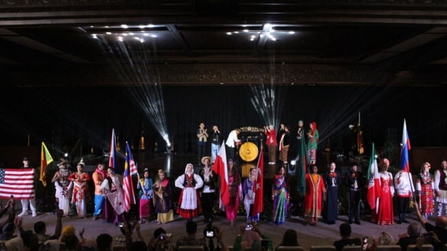 Pertemukan 12 Negara,  4th IICF 2025 Pecahkan Rekor MURI untuk "Semarak Nandak Ondel-Ondel Betawi"