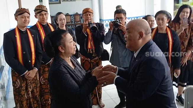 Adipati Pakualaman KGPAA Paku Alam X saat melayat PB XIII. (Suara.com/Ari Welianto)