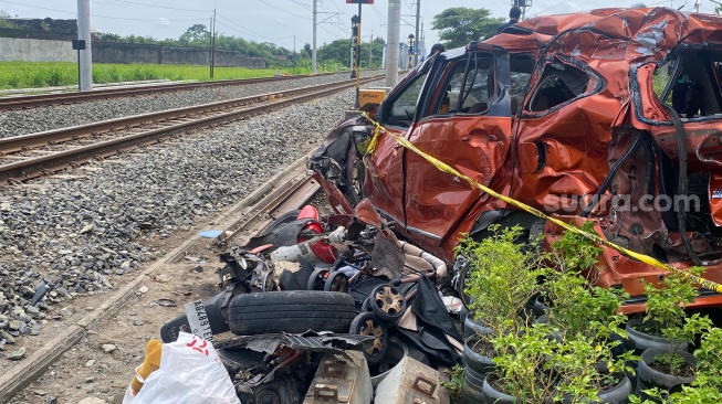 Tabrakan Kereta Api vs Mobil dan Motor di Prambanan, 3 Orang Tewas