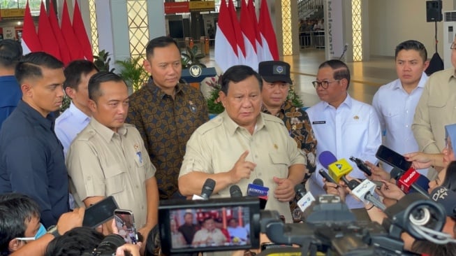 Presiden Prabowo Subianto merespons masalah terkait utang Kereta Cepat Jakarta-Bandung (Whoosh) di Istana Kepresidenan, Jakarta, Selasa (4/11/2025). [Suara.com/Novian]