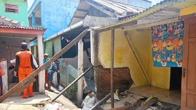 Ngeri! Tanah di Makasar Jaktim Amblas Bikin Rumah Warga Ambruk, Disebabkan Apa?