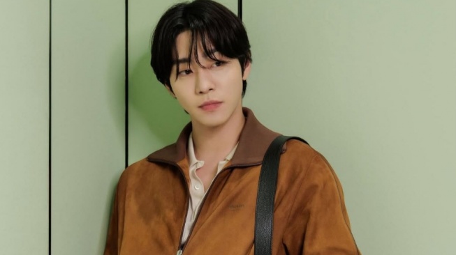 Daily OOTD Ahn Hyo Seop: 4 Cara Padu Padan Celana Denim Jadi Look Modis!