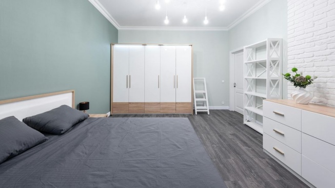 Warna lemari pakaian yang timeless. (Pexels/Max Vakhtbovycn)