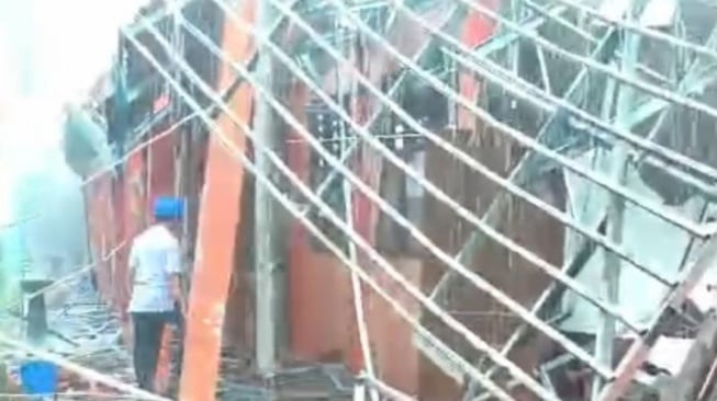Detik-Detik Mencekam! 44 Siswa Terjebak Reruntuhan Gedung SMKN 1 Gunung Putri