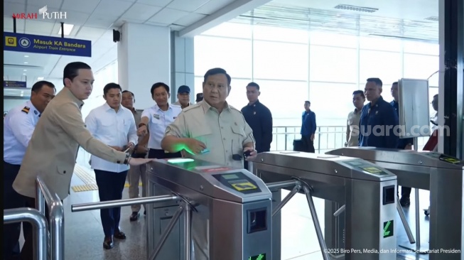 Tiba di Stasiun Manggarai, Prabowo Jajal KRL Baru dari China dan Tinjau Kereta Khusus Petani