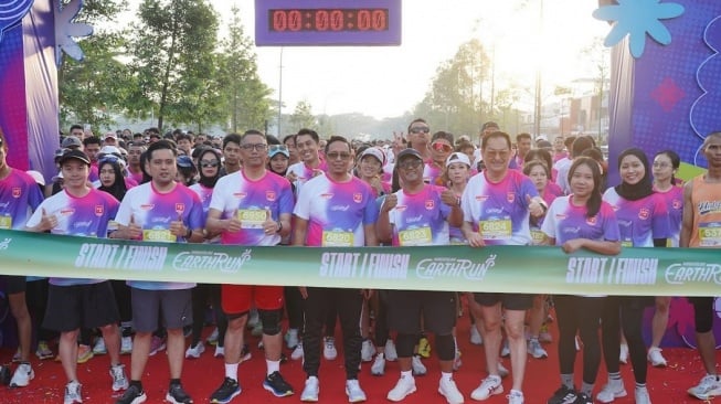 Pembukaan Acara Mandatalam Earth Run 2025, peserta lari kategori 5K dan 10K menantikan Flag-off Start (Dok: Mandatalam)