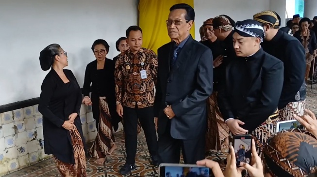 Sri Sultan Hamengkubuwono X dan Paku Alam X Melayat dan Beri Penghormatan Terakhir untuk PB XIII