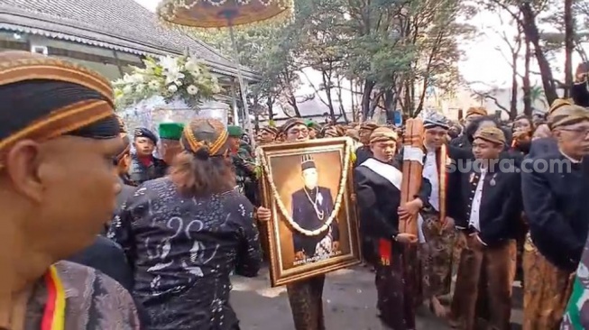 Jenazah PB XIII Diberangkatkan, Ini Momen Keluarga Gelar Tradisi Brobosan