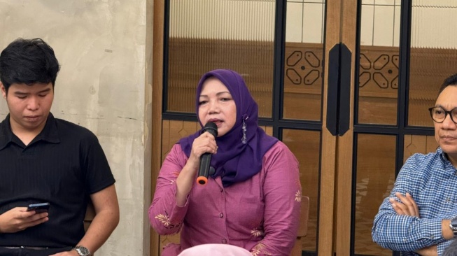 Aminatun, penyintas Tragedi Tanjung Priok menolak keras gelar pahlawan bagi Soehato. (tengah).