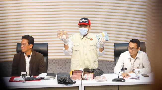 Petugas KPK menunjukan sejumlah tumpukan barang bukti dari hasil operasi tangkap tangan (OTT) Gubernur Riau Abdul Wahid di Gedung Merah Putih KPK, Jakarta, Rabu (5/11/2025). [Suara.com/Alfian Winanto]