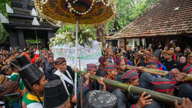 Kerabat dan abdi dalem mengiringi jenazah Raja Keraton Kasunanan Surakarta Hadiningrat Sri Susuhunan Paku Buwana (PB) XIII saat prosesi pemakaman di Astana Raja-raja Mataram Imogiri, Bantul, D.I Yogyakarta, Rabu (5/11/2025). [ANTARA FOTO/Andreas Fitri Atmoko/nym.]