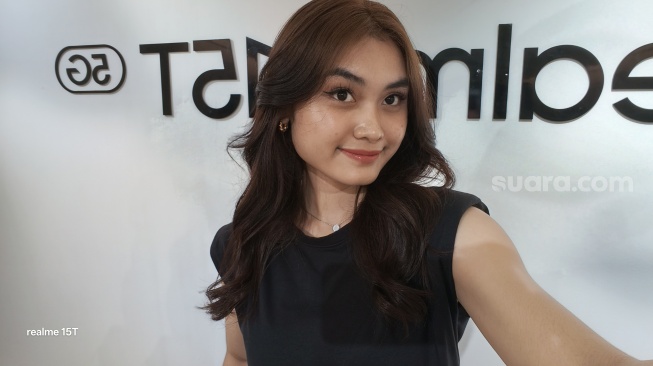 Review hasil kamera selfie Realme 15T 5G. [Suara.com/Dicky Prastya]