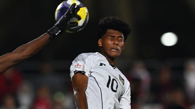 Pesepak bola Timnas Indonesia U-17 Fadly Alberto berebut bola di udara dengan penjaga gawang Timnas Zambia U-17 Christo Chitambala pada laga Grup H Piala Dunia U-17 di Lapangan 7 Aspire Zone, Doha, Qatar, Selasa (4/11/2025). [ANTARA FOTO/Bayu Pratama S/fzn/bar]