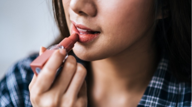 5 Warna Lipstik yang Bikin Wajah Terlihat Cerah di Kulit Sawo Matang