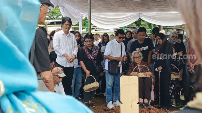 Once Mekel di TPU Tanah Kusir, Jakarta Selatan pada Rabu, 5 November 2025. [Suara.com/Rena Pangesti]