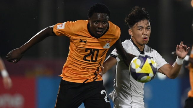 Pesepak bola Timnas Indonesia U-17 Eizar Tanjung (kanan) berebut bola dengan pesepak bola Timnas Zambia U-17 Jonathan Kalimina (kiri) pada laga Grup H Piala Dunia U-17 di Lapangan 7 Aspire Zone, Doha, Qatar, Selasa (4/11/2025). [ANTARA FOTO/Bayu Pratama S/fzn/bar]