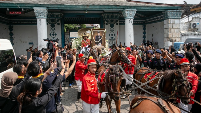 Kerabat dan abdi dalem mengiringi kereta jenazah Raja Keraton Kasunanan Surakarta Hadiningrat Sri Susuhunan Paku Buwana (PB) XIII di Solo, Jawa Tengah, Rabu (5/11/2025). [ANTARA FOTO/Mohammad Ayudha/tom]