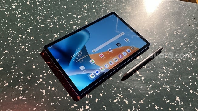 Tablet Motorola Moto Pad 60 Neo yang resmi dikenalkan ke Indonesia pada Rabu (5/11/2025). [Suara.com/Dicky Prastya]