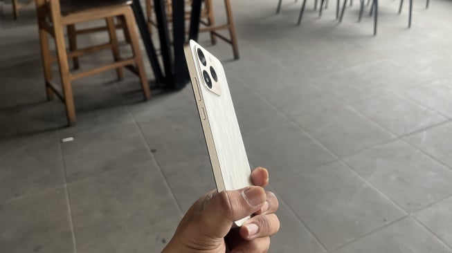 Review Realme 15T 5G. [Suara.com/Dicky Prastya]