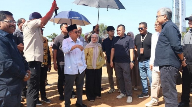 Jusuf Kalla meninjau lahan sengketa di Jalan Metro Tanjung Bunga, kota Makassar yang diklaim oleh PT GMTD [SuaraSulsel.id/Istimewa]