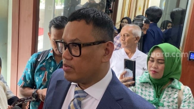 Surya Utama alias Uya Kuya kini kembali aktif sebagai anggota DPR RI. (Suara.com/Bagaskara)