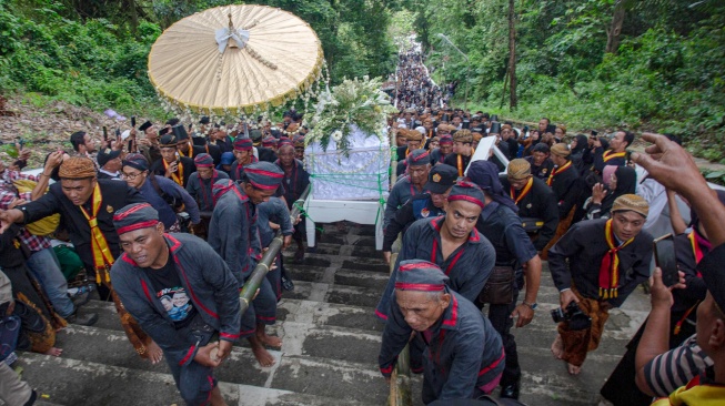 Kerabat dan abdi dalem mengiringi jenazah Raja Keraton Kasunanan Surakarta Hadiningrat Sri Susuhunan Paku Buwana (PB) XIII saat prosesi pemakaman di Astana Raja-raja Mataram Imogiri, Bantul, D.I Yogyakarta, Rabu (5/11/2025). [ANTARA FOTO/Andreas Fitri Atmoko/nym.]