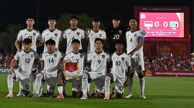 Pesepak bola Timnas Indonesia U-17 berfoto sebelum bertanding melawan Timnas Zambia U-17 pada laga Grup H Piala Dunia U-17 di Lapangan 7 Aspire Zone, Doha, Qatar, Selasa (4/11/2025). [ANTARA FOTO/Bayu Pratama S/fzn/bar]