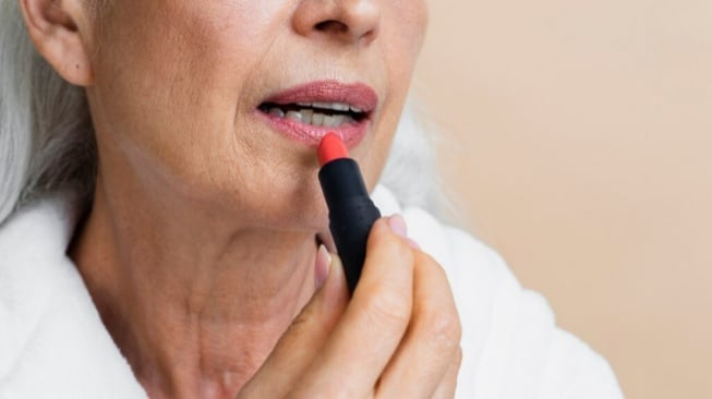 Terpopuler: Warna Lipstik yang Cocok Buat 50 Tahun ke Atas hingga Sampo Penghitam Uban Paling Ampuh