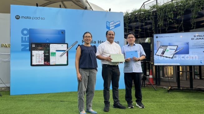 Tablet Motorola Moto Pad 60 Neo yang resmi dikenalkan ke Indonesia pada Rabu (5/11/2025). [Suara.com/Dicky Prastya]