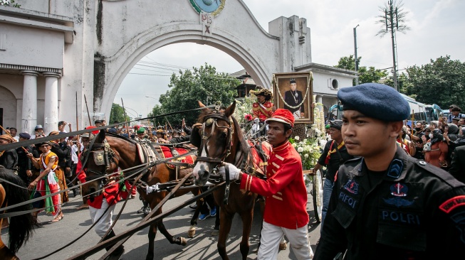 Kerabat dan abdi dalem mengiringi kereta jenazah Raja Keraton Kasunanan Surakarta Hadiningrat Sri Susuhunan Paku Buwana (PB) XIII di Solo, Jawa Tengah, Rabu (5/11/2025). [ANTARA FOTO/Mohammad Ayudha/tom]
