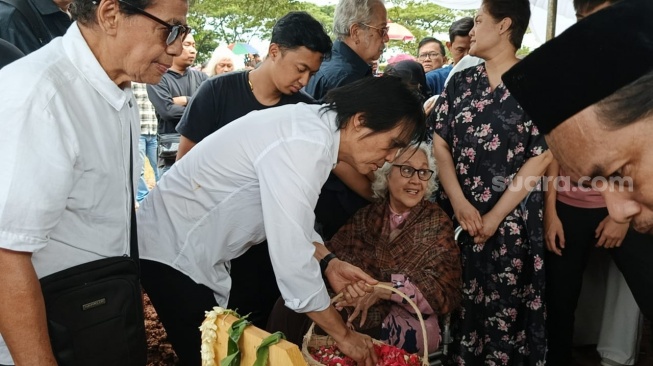 Once Mekel Beberkan Kronologi Meninggalnya Ayah Mertua, Sempat Cuci Darah