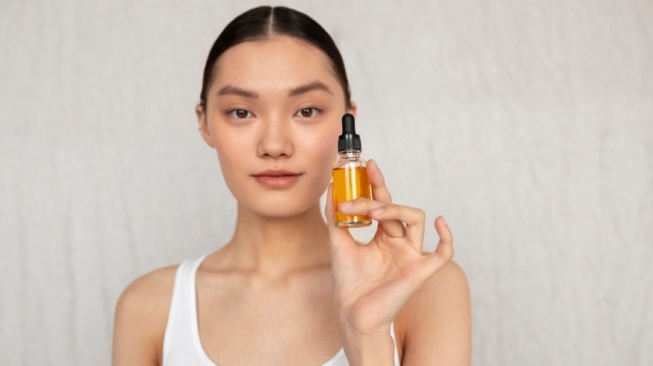Mana yang Lebih Cepat Hilangkan Flek Hitam: Vitamin C atau Niacinamide? Ini 5 Rekomendasi Produknya
