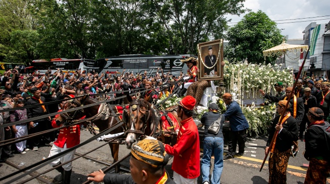 Kerabat dan abdi dalem mengiringi kereta jenazah Raja Keraton Kasunanan Surakarta Hadiningrat Sri Susuhunan Paku Buwana (PB) XIII di Solo, Jawa Tengah, Rabu (5/11/2025). [ANTARA FOTO/Mohammad Ayudha/tom]