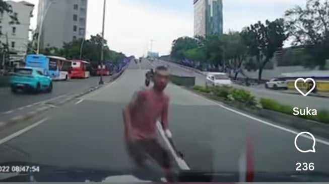 Bukan Penipuan! Ternyata Ini Motif Pria Tabrakan Diri ke Mobil di Tanah Abang