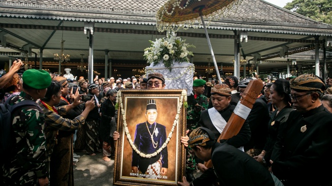 Kerabat dan abdi dalem membawa peti jenazah Raja Keraton Kasunanan Surakarta Hadiningrat Sri Susuhunan Paku Buwana (PB) XIII di Solo, Jawa Tengah, Rabu (5/11/2025). [ANTARA FOTO/Mohammad Ayudha/tom]