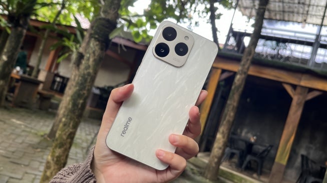 Review Realme 15T 5G. [Suara.com/Dicky Prastya]