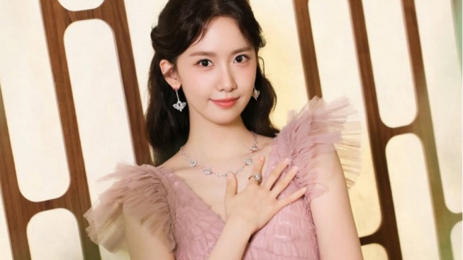 4 Inspirasi Outfit Dress ala Yoona SNSD untuk Tampil Elegan di Segala Momen
