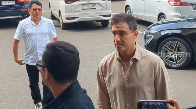 Hamish Daud bersama kuasa hukumnya, Sandy Arifin di Mapolres Metro Jakarta Selatan, Kamis, 6 November 2025 [Suara.com/Adiyoga Priyambodo].