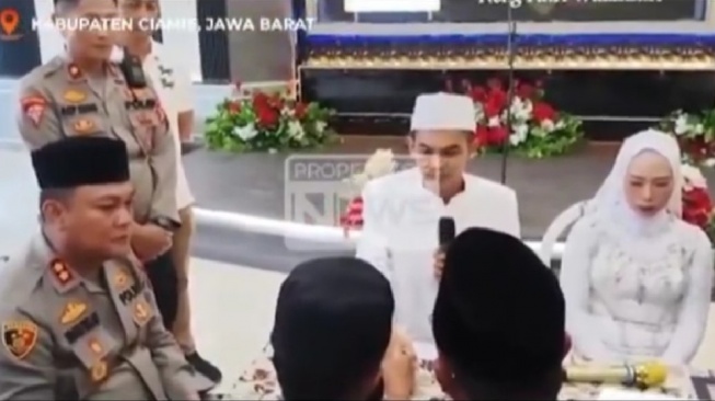 Viral! Pasangan Pembuangan Bayi di Ciamis Dinikahkan di Kantor Polisi: Biar Bisa Rawat Anak Bersama?